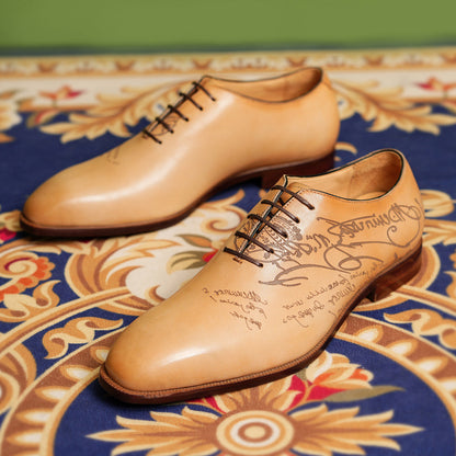 Desert Nomad: Oxford-Schuhe für Herren – Cognacfarbenes Leder mit Gravur